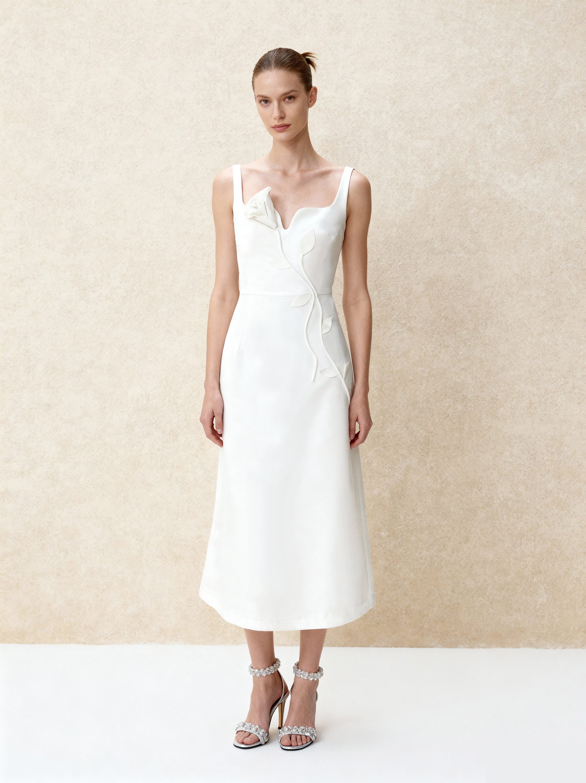 3D Vine-Appliqué Asymmetric Sweetheart Gown - White - Image 2